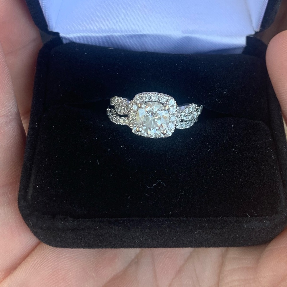 Engagement ring - Picture 2 of 4